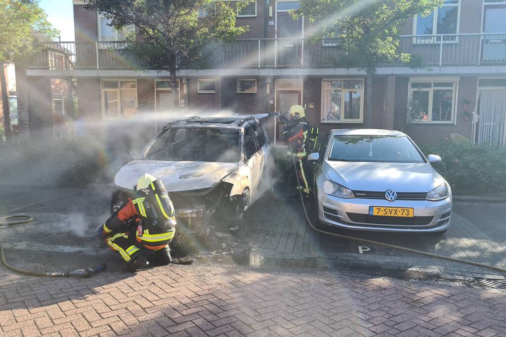 Geparkeerde auto vliegt in brand