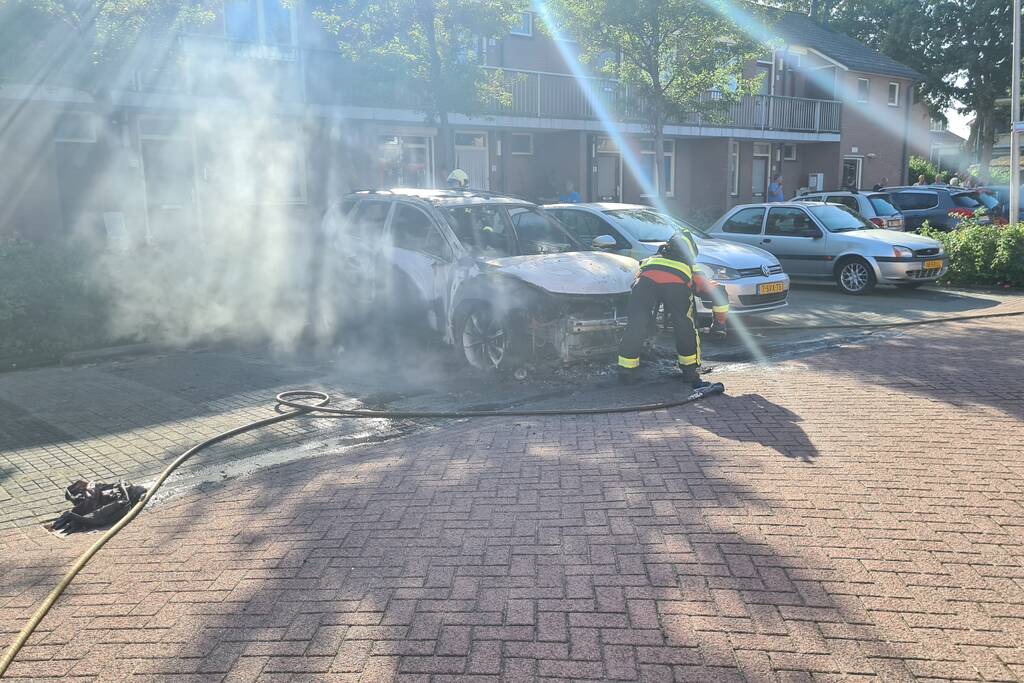 Geparkeerde auto vliegt in brand