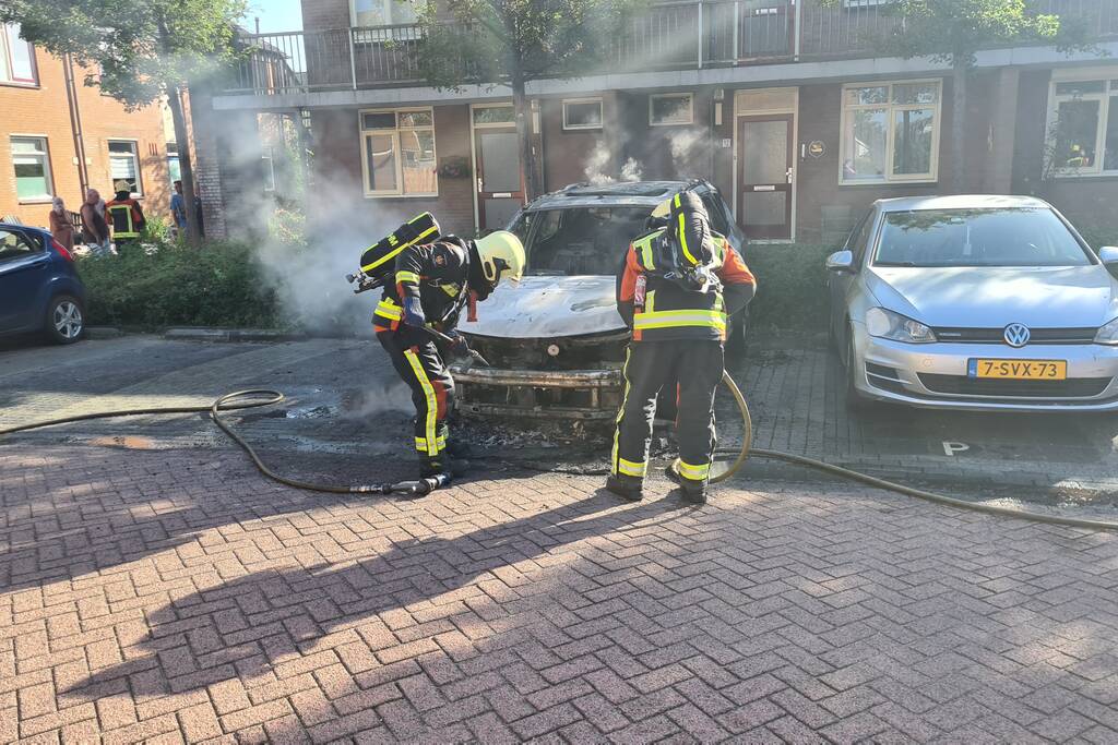 Geparkeerde auto vliegt in brand