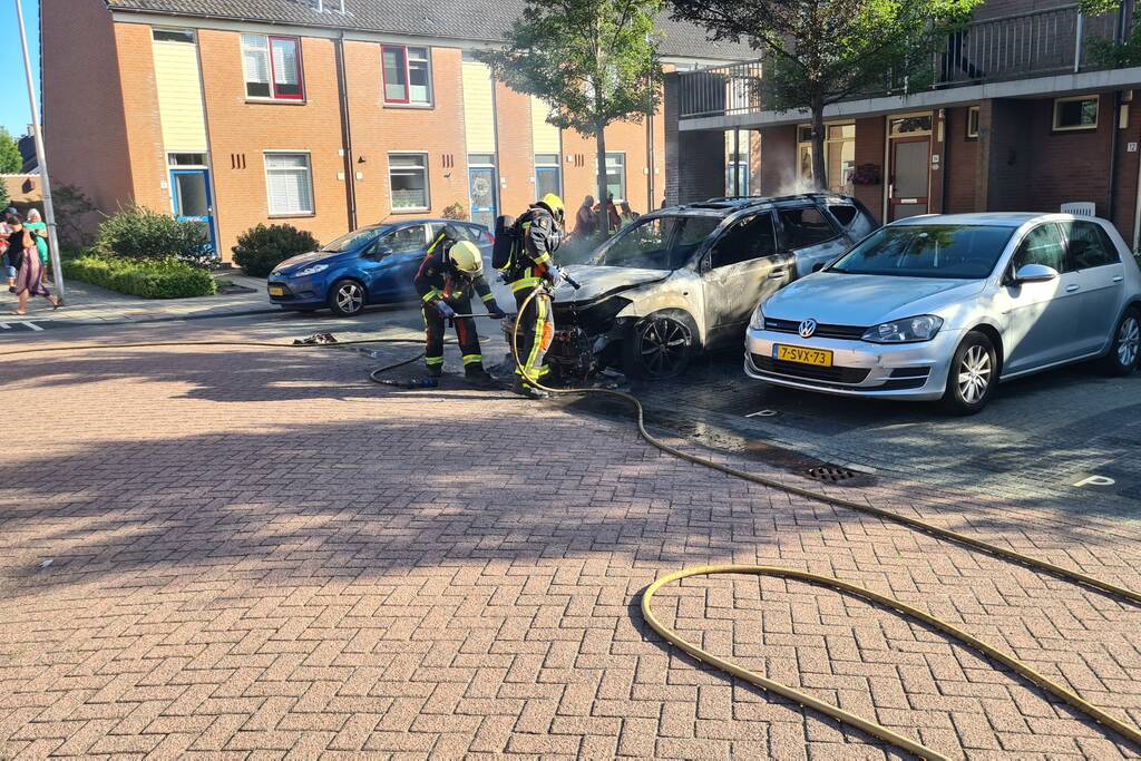 Geparkeerde auto vliegt in brand