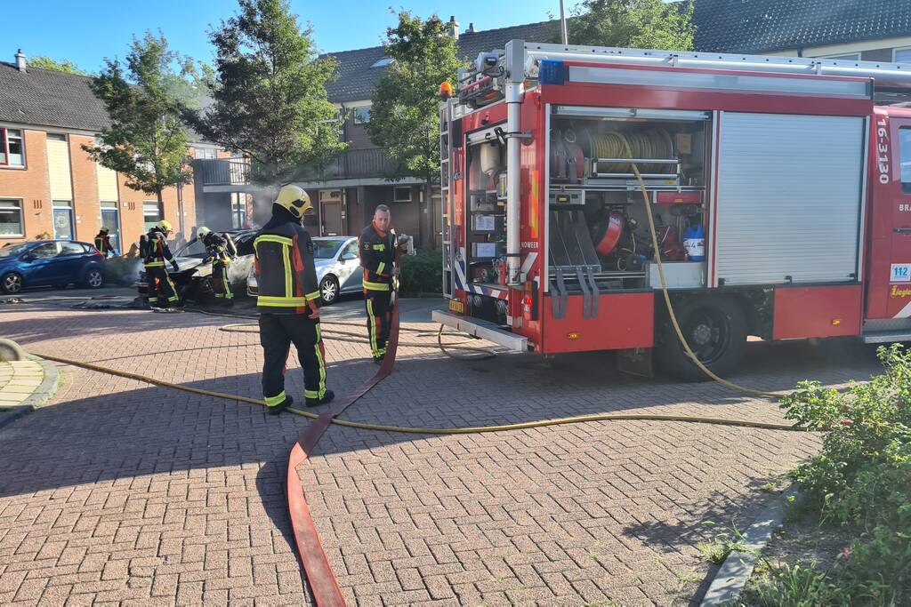 Geparkeerde auto vliegt in brand