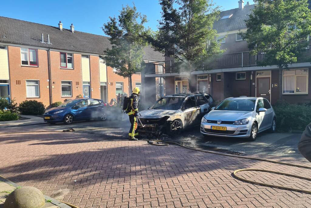 Geparkeerde auto vliegt in brand