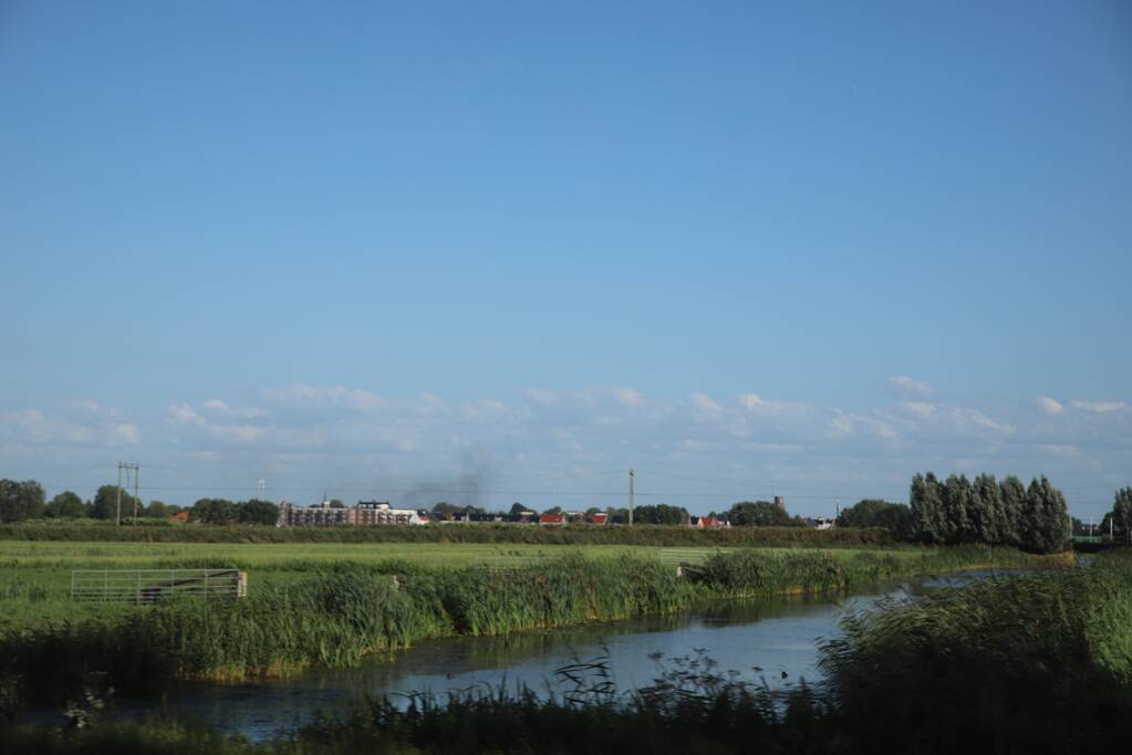 Geparkeerde auto vliegt in brand