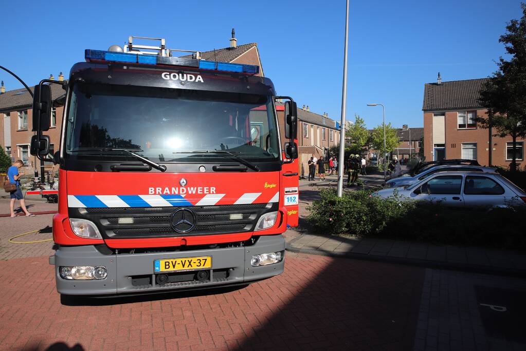 Geparkeerde auto vliegt in brand