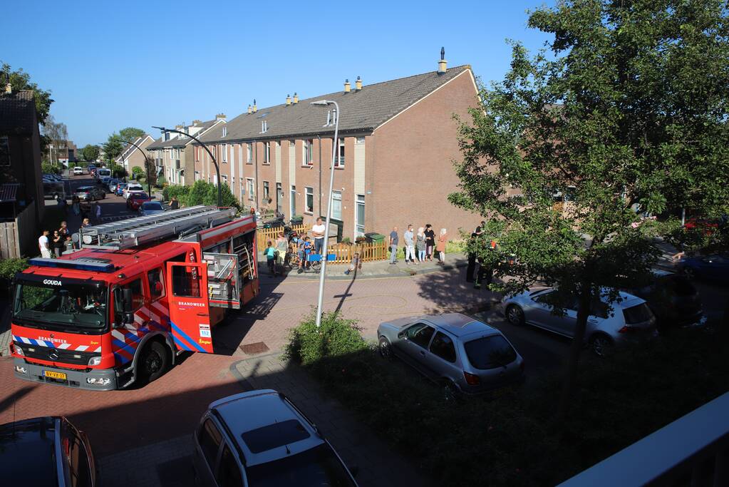 Geparkeerde auto vliegt in brand