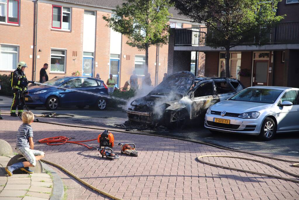 Geparkeerde auto vliegt in brand