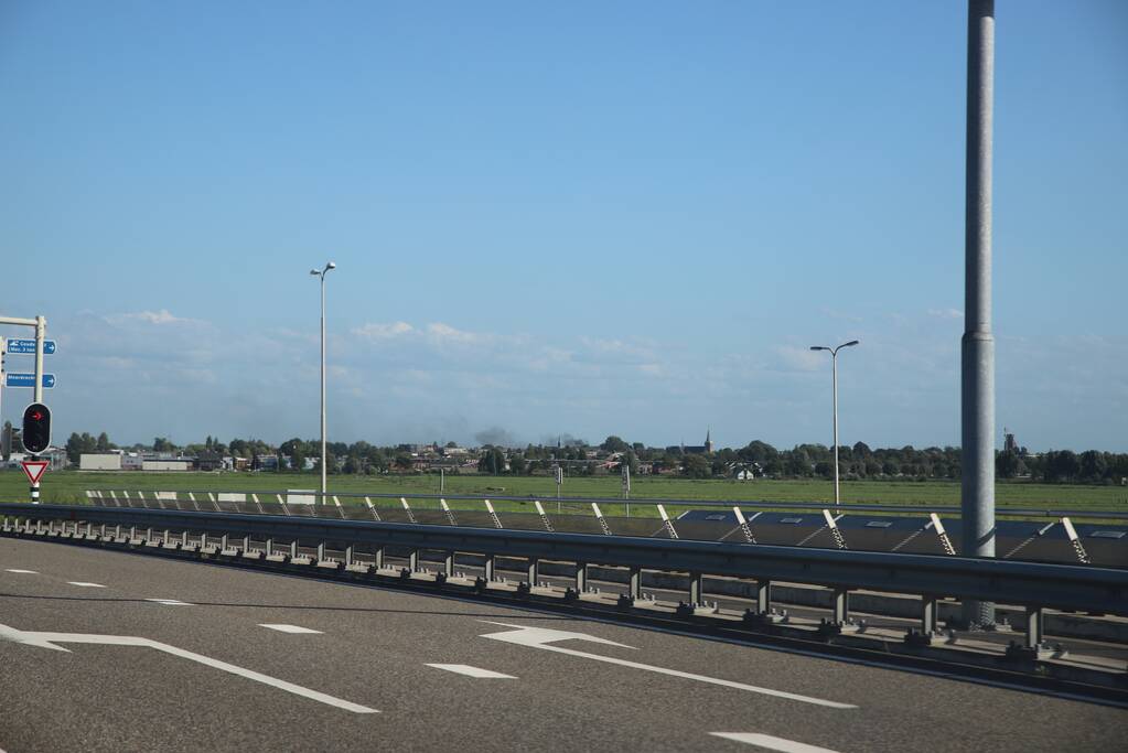 Geparkeerde auto vliegt in brand