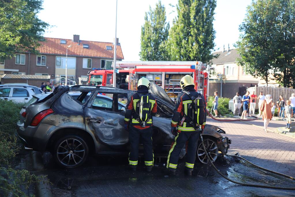 Geparkeerde auto vliegt in brand