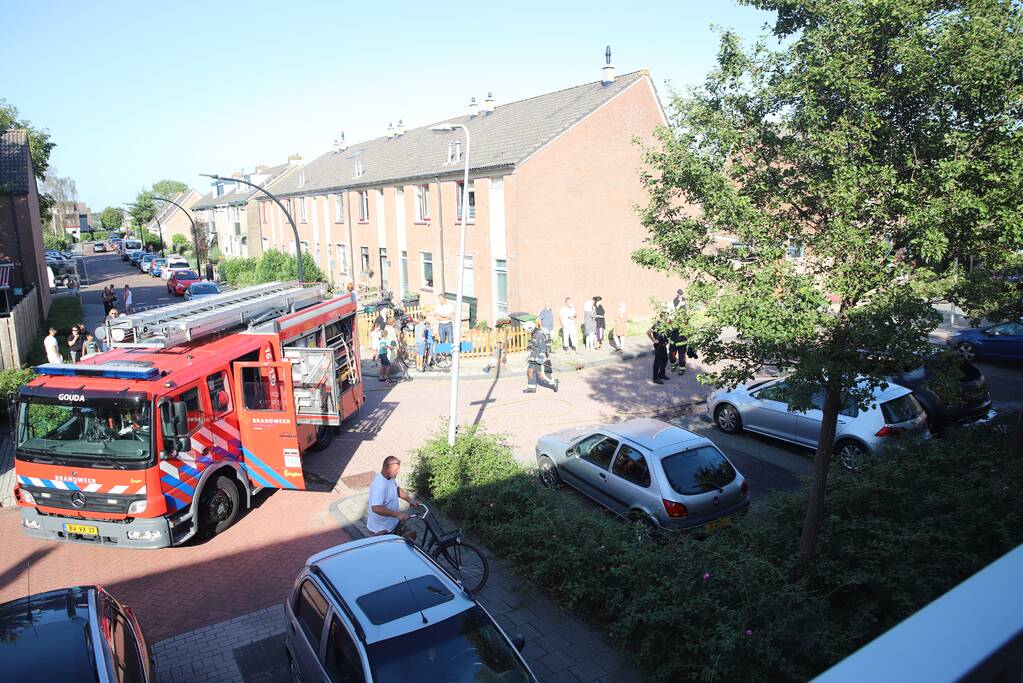 Geparkeerde auto vliegt in brand