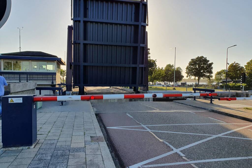 Urenlange hinder door defecte Arkersluisbrug