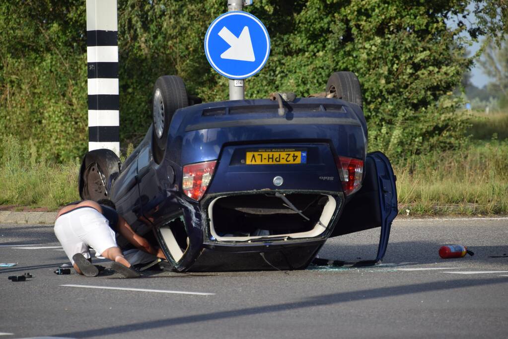 Personenauto belandt op zijn kop na ongeval