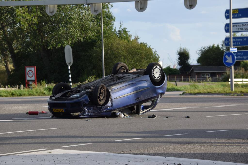 Personenauto belandt op zijn kop na ongeval