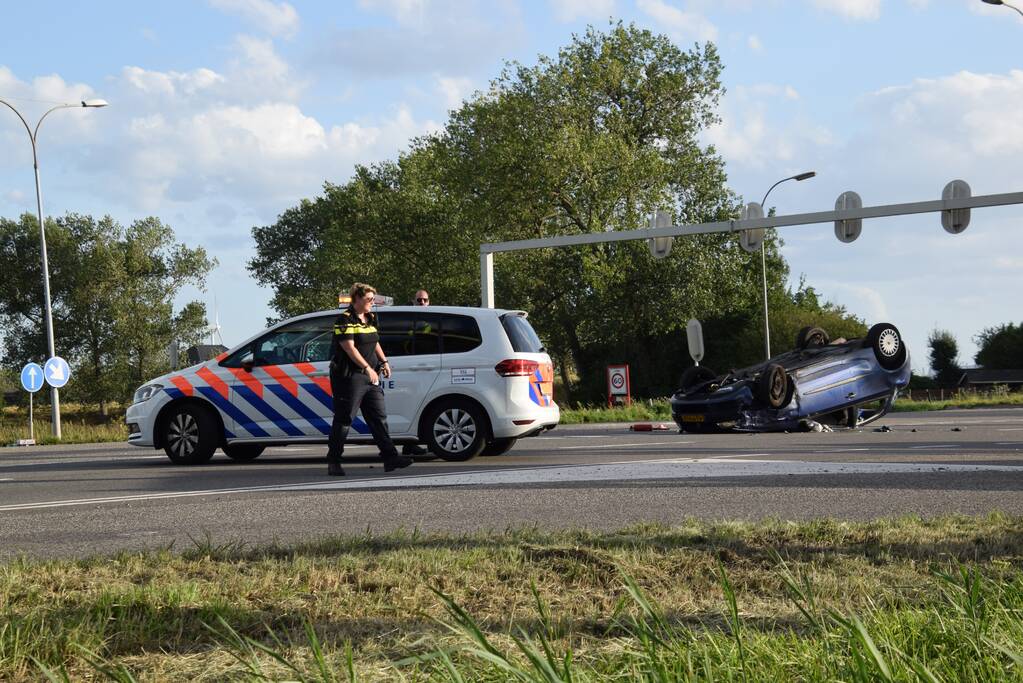 Personenauto belandt op zijn kop na ongeval