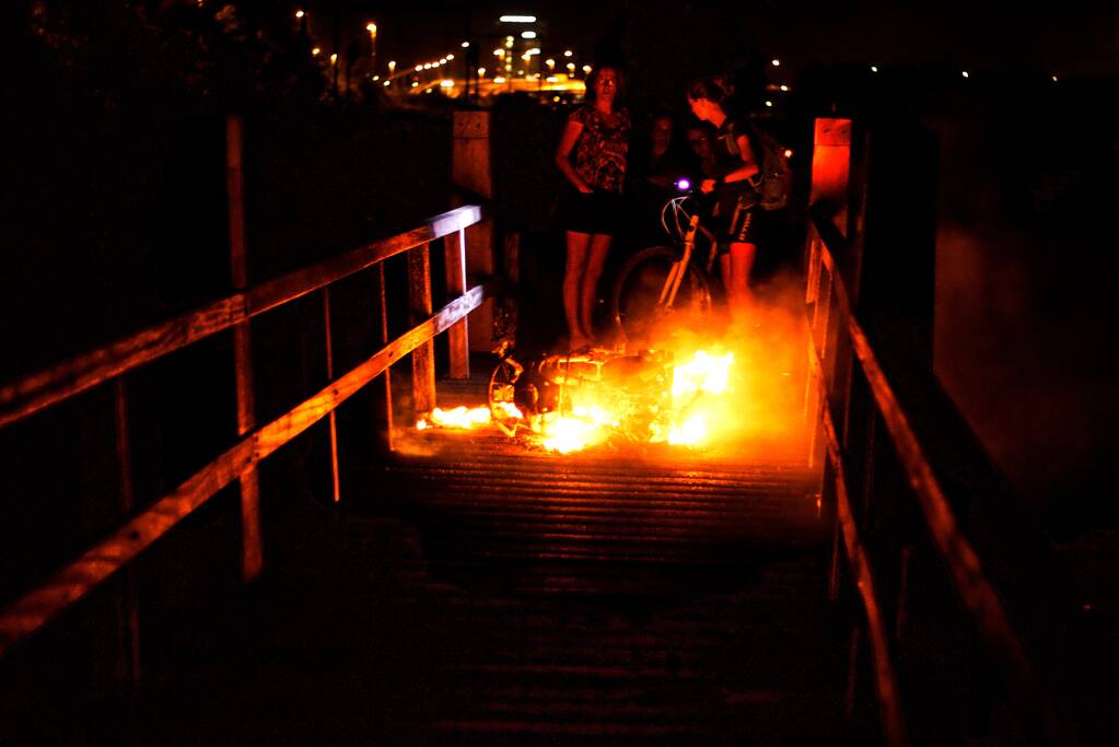 Scooter volledig uitgebrand op brug