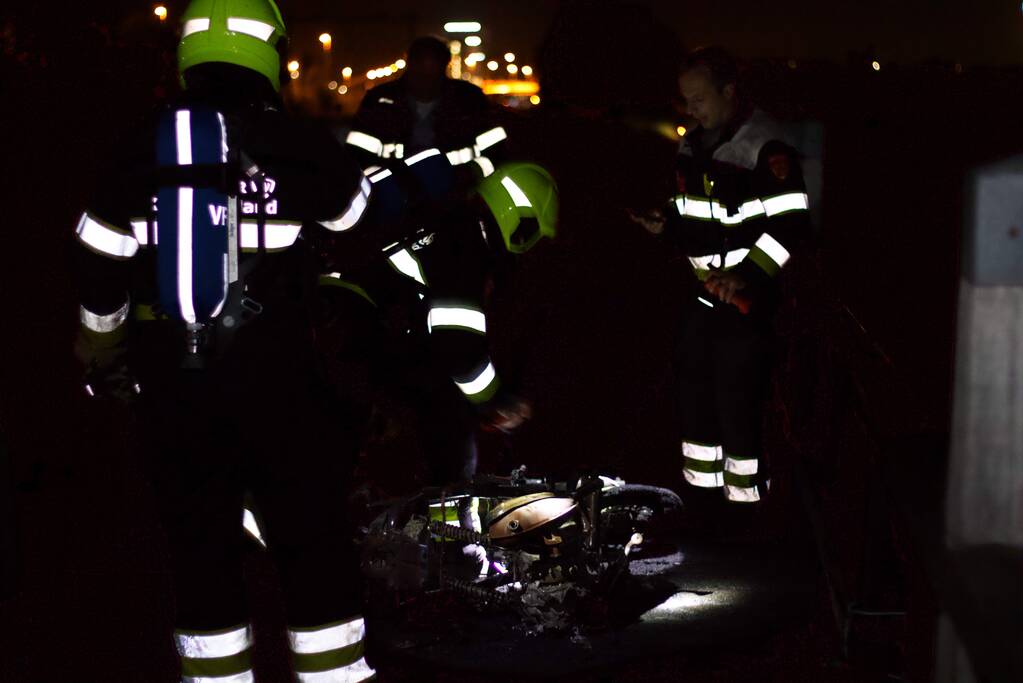 Scooter volledig uitgebrand op brug