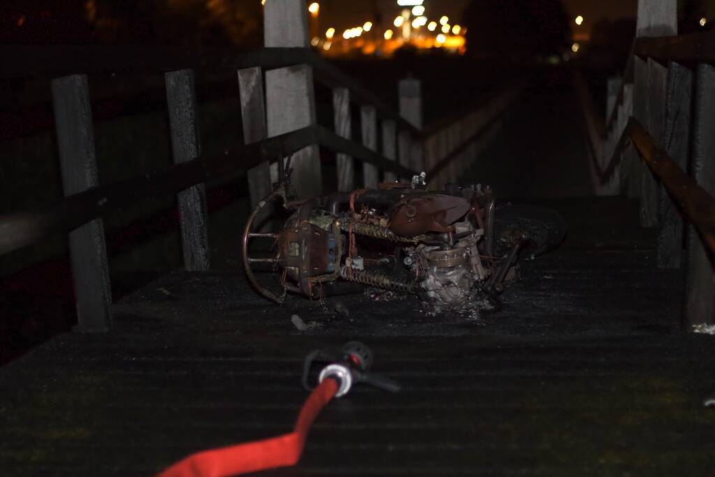 Scooter volledig uitgebrand op brug