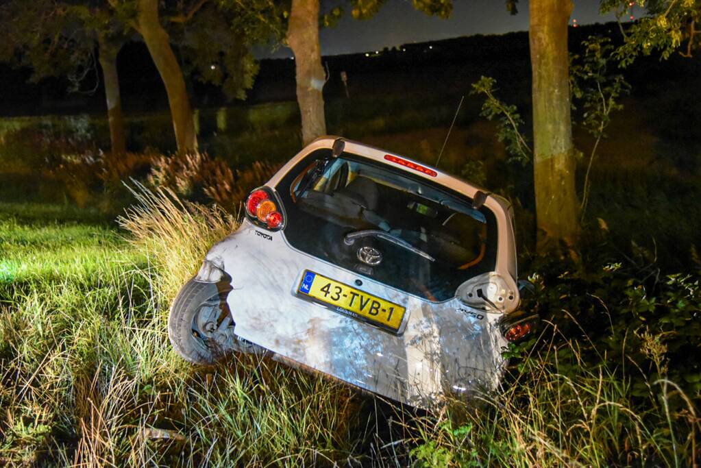 Ravage na botsing op geparkeerde personenauto's