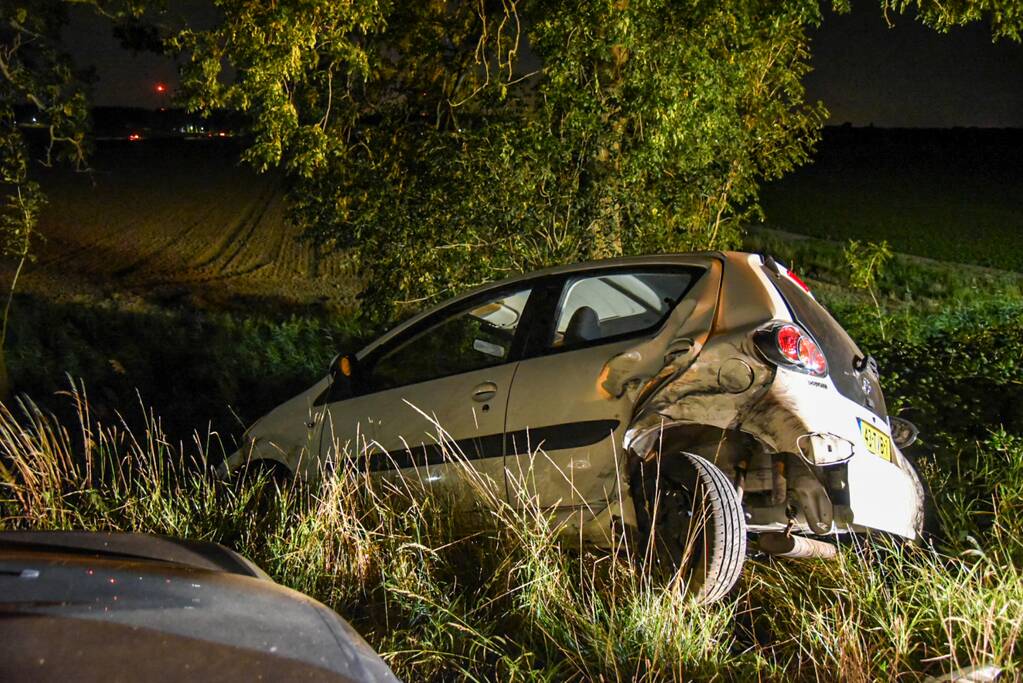 Ravage na botsing op geparkeerde personenauto's