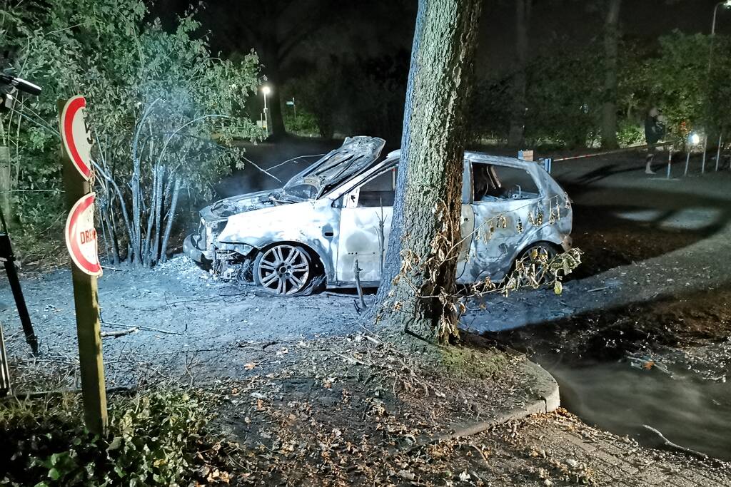 Gestolen auto volledig uitgebrand