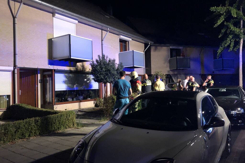 Politie en brandweer halen bewoners uit woning door co-melder