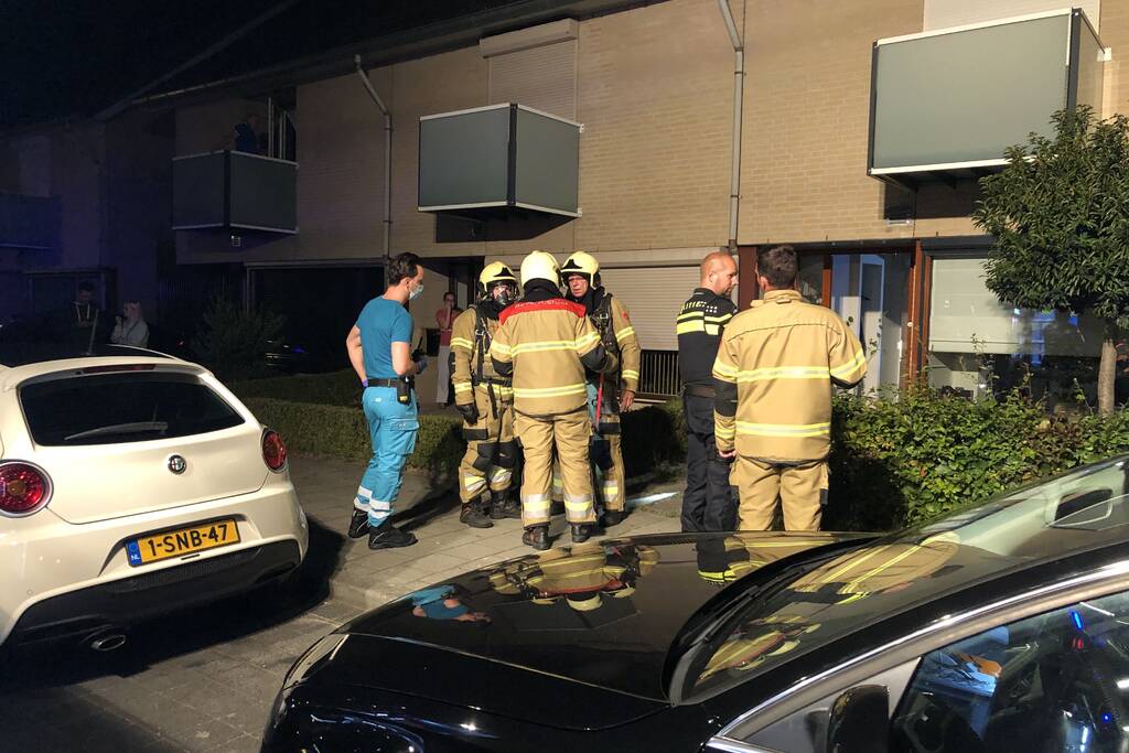 Politie en brandweer halen bewoners uit woning door co-melder