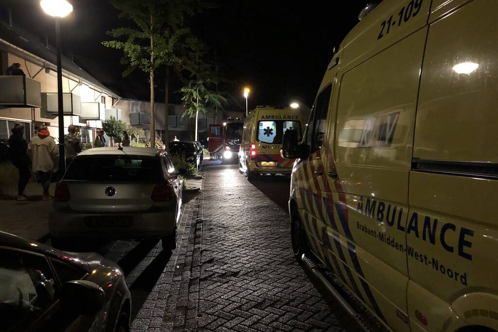 Politie en brandweer halen bewoners uit woning door co-melder