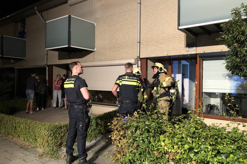 Politie en brandweer halen bewoners uit woning door co-melder