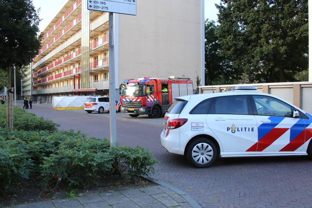 Onderzoek naar overleden persoon onder flatgebouw