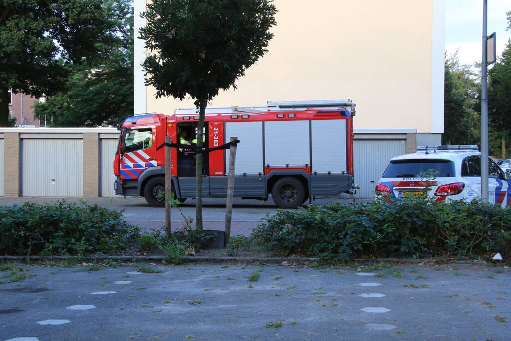 Onderzoek naar overleden persoon onder flatgebouw