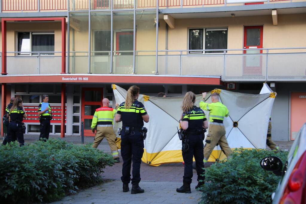 Onderzoek naar overleden persoon onder flatgebouw