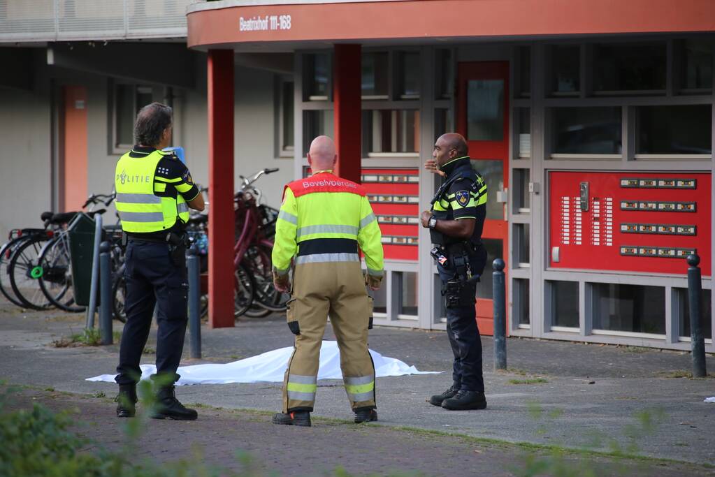 Onderzoek naar overleden persoon onder flatgebouw