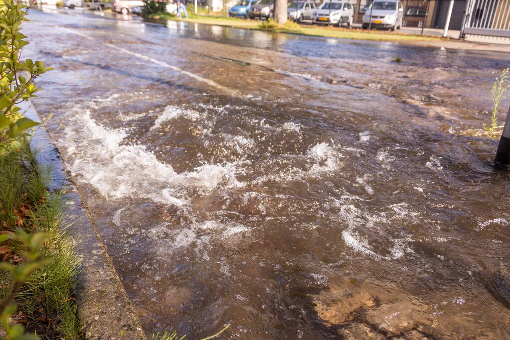 Waterpret na gesprongen waterleiding