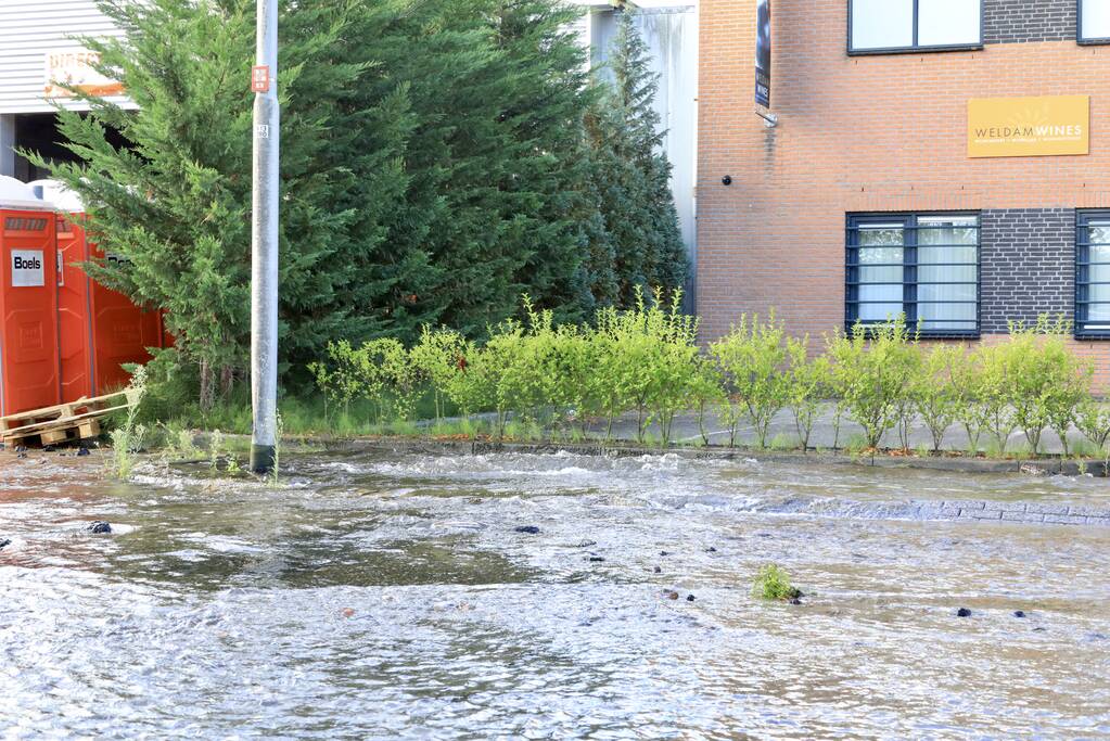 Waterpret na gesprongen waterleiding