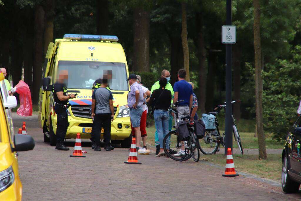 Fietser gewond naar ziekenhuis vervoerd na ongeval