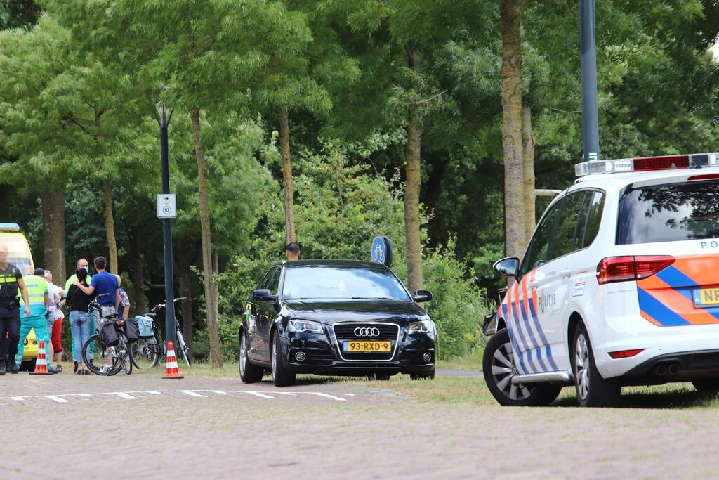 Fietser gewond naar ziekenhuis vervoerd na ongeval