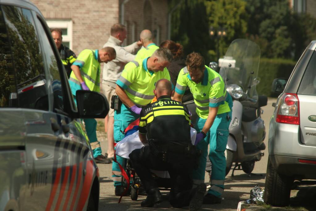 Opzittende scooter gewond na val