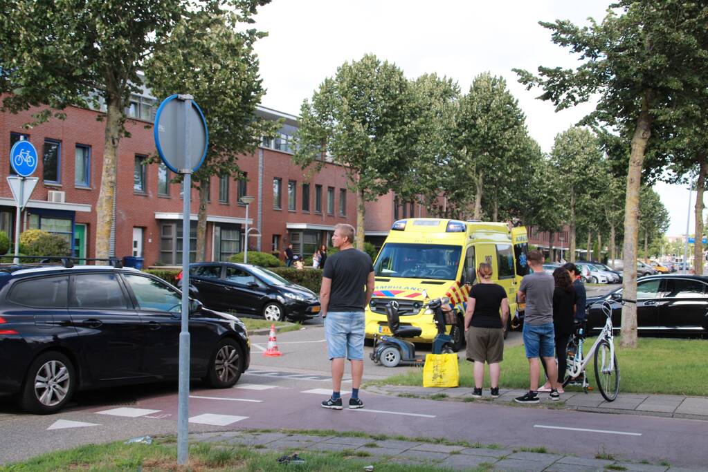 Bestuurster van scootmobiel gewond na aanrijding met auto