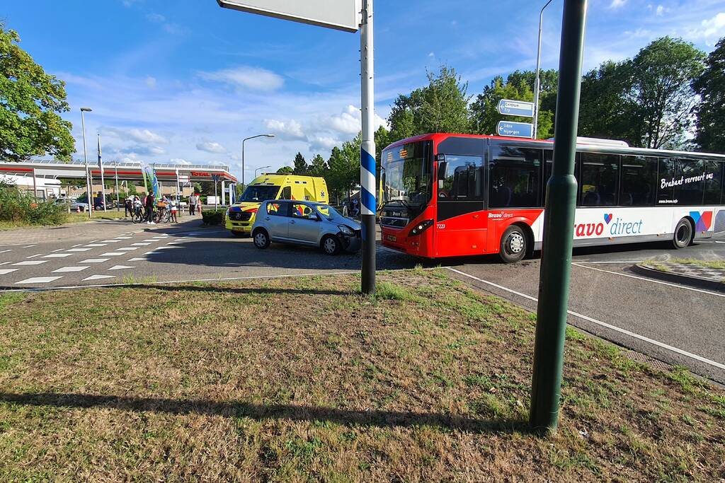 Stadsbus en personenauto botsen frontaal