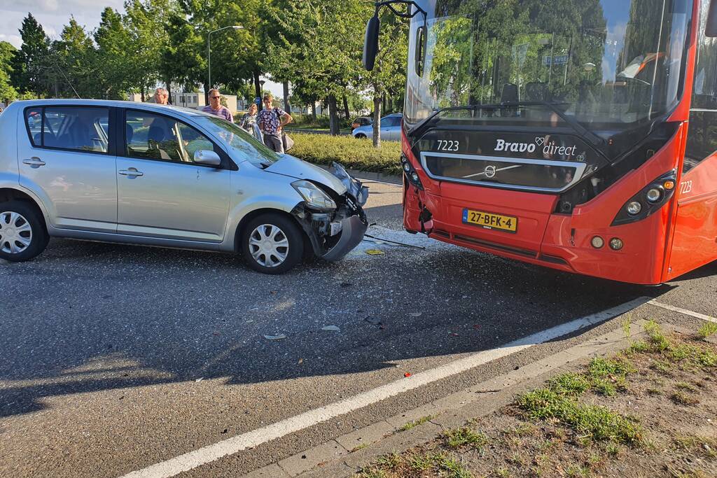Stadsbus en personenauto botsen frontaal