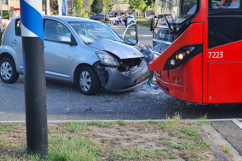 Stadsbus en personenauto botsen frontaal