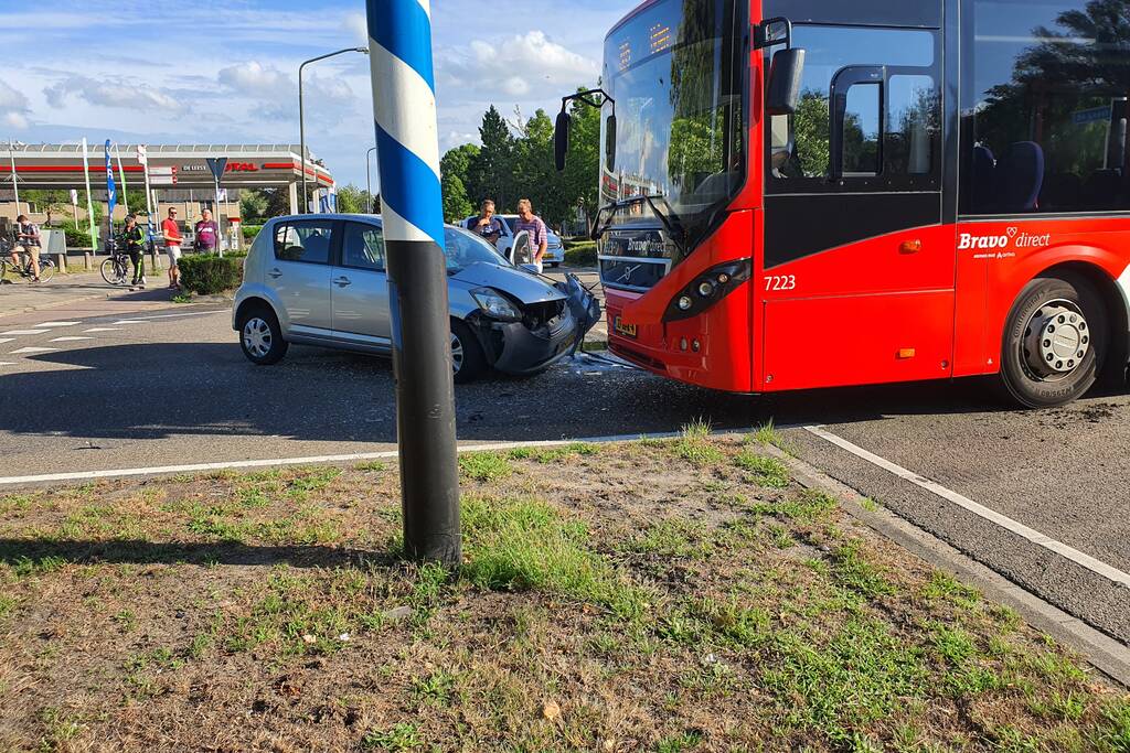 Stadsbus en personenauto botsen frontaal