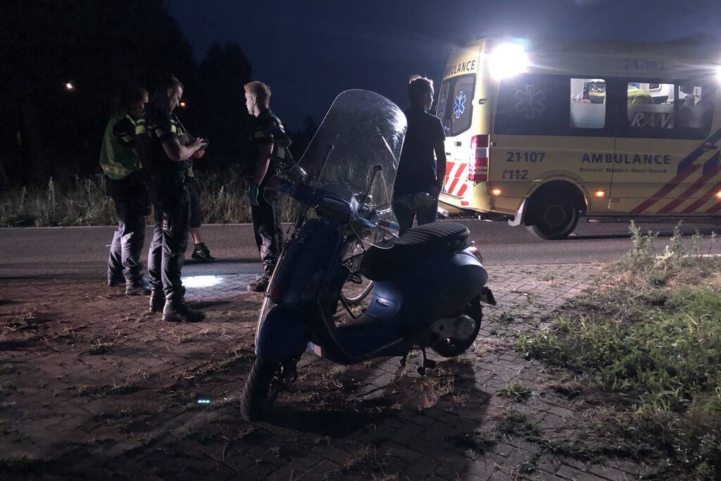 Man valt met brommer en raakt gewond