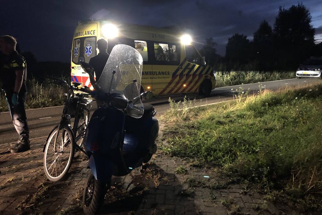 Man valt met brommer en raakt gewond