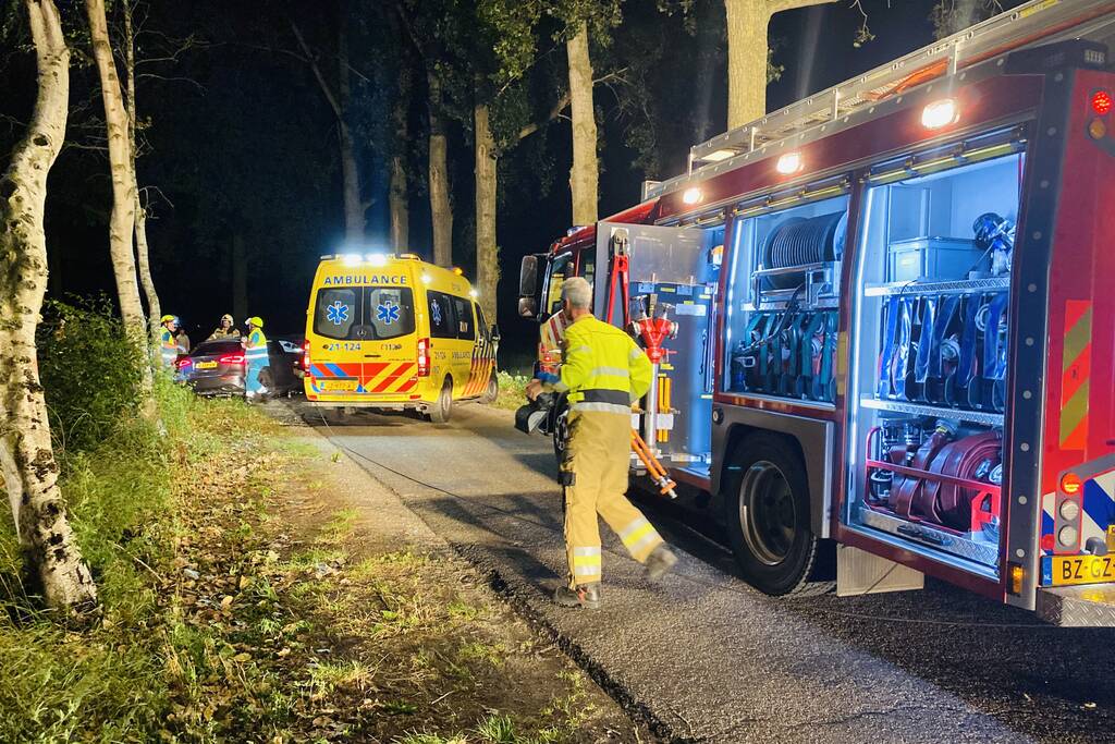 Bestuurder zwaargewond na crash tegen boom