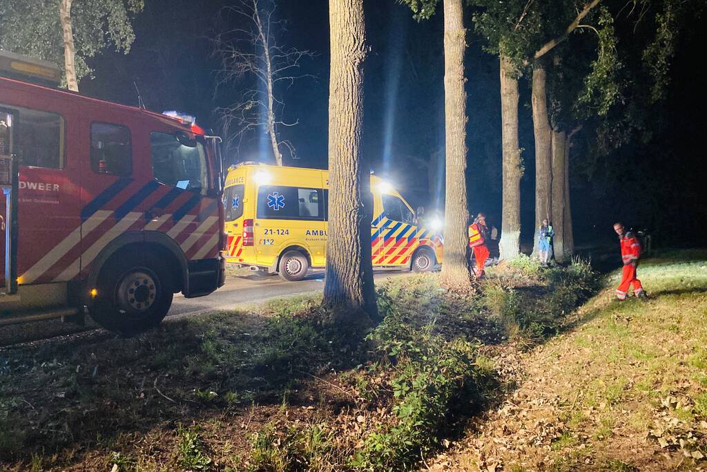 Bestuurder zwaargewond na crash tegen boom