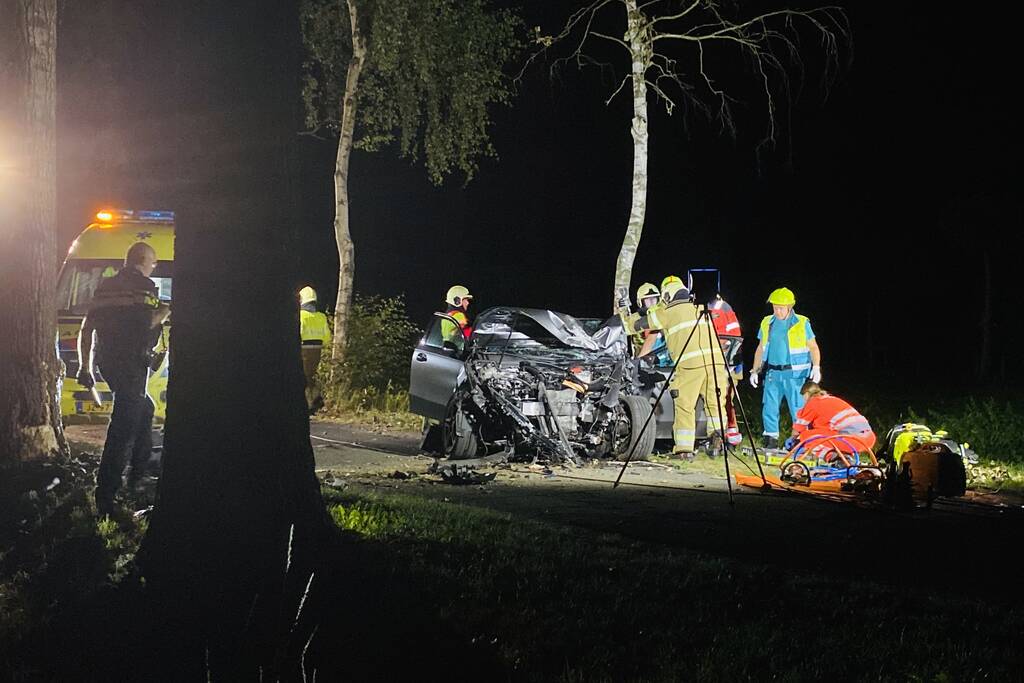 Bestuurder zwaargewond na crash tegen boom
