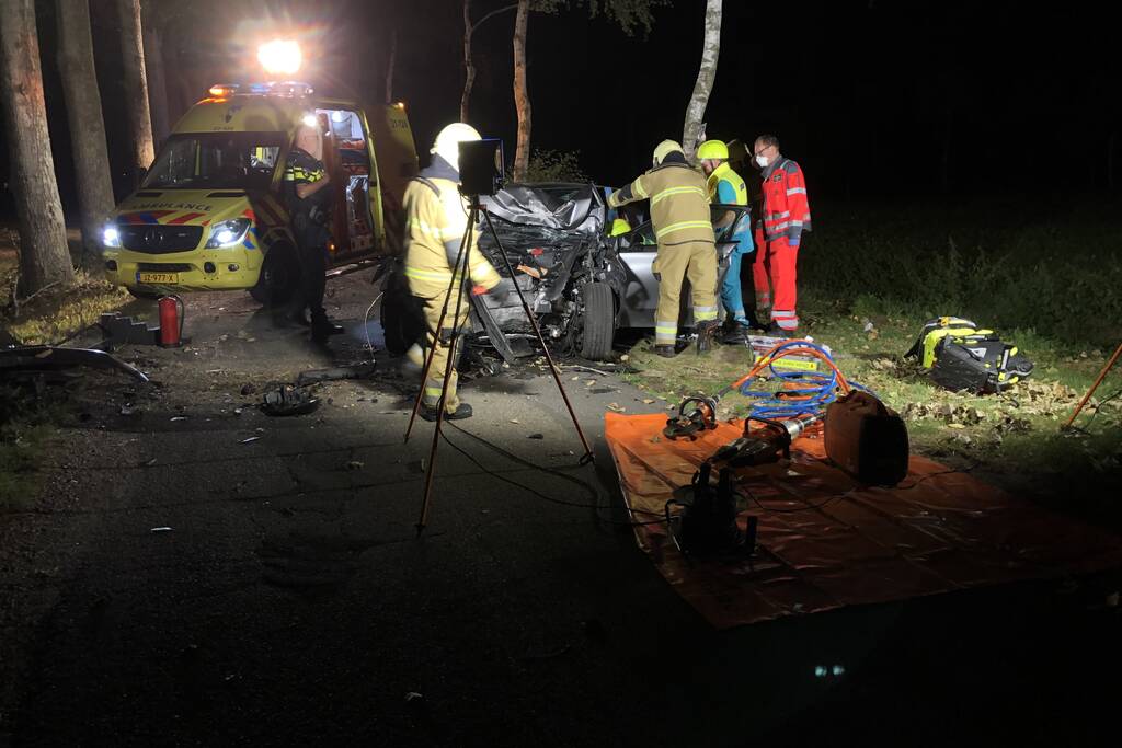 Bestuurder zwaargewond na crash tegen boom