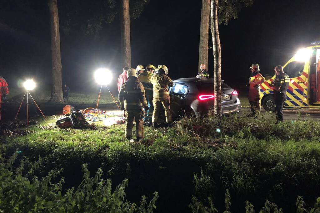 Bestuurder zwaargewond na crash tegen boom