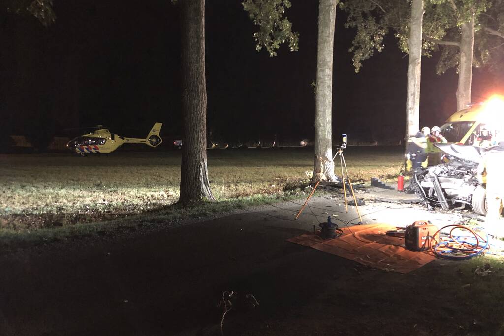 Bestuurder zwaargewond na crash tegen boom