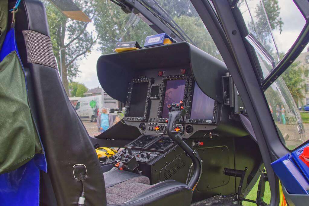 Traumahelikopter landt op grasveld voor incident in woning